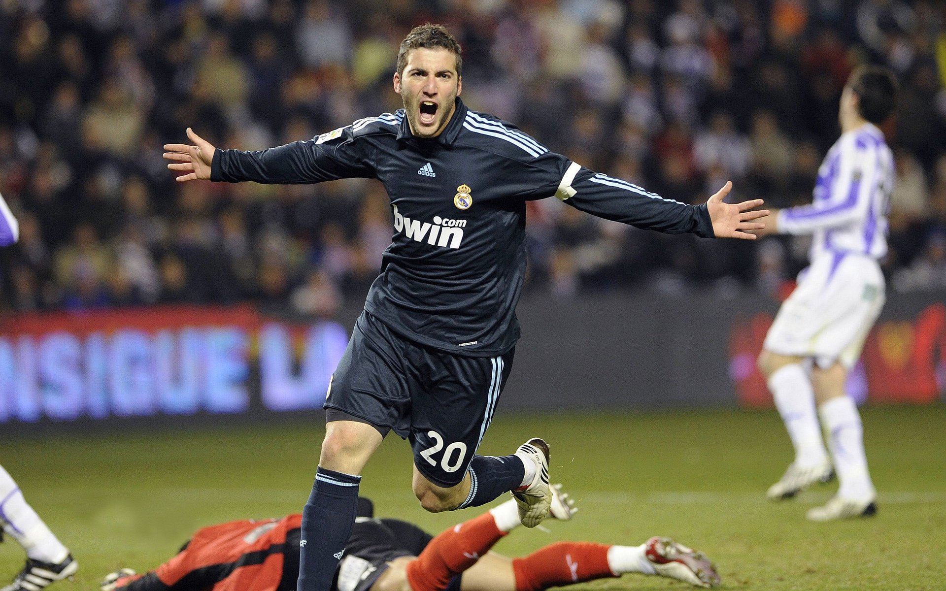 德甲争冠战之夜，杰伦·格林点燃赛场，当篮球巨星跨界点燃足球激情